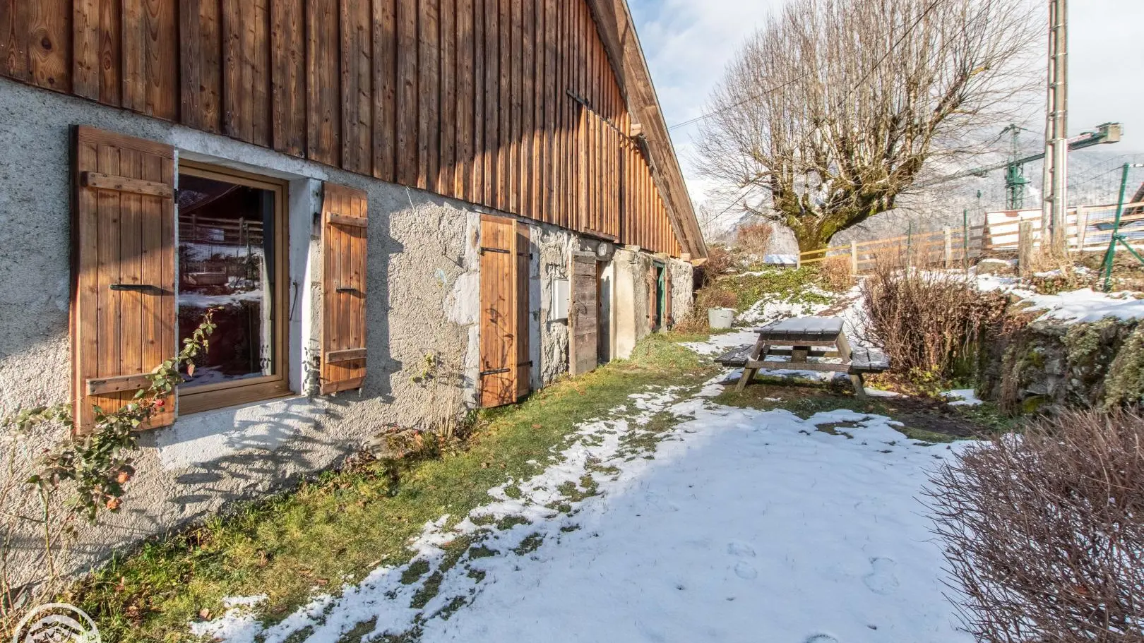 Espace extérieur du gîte, à l'arrière de la maison