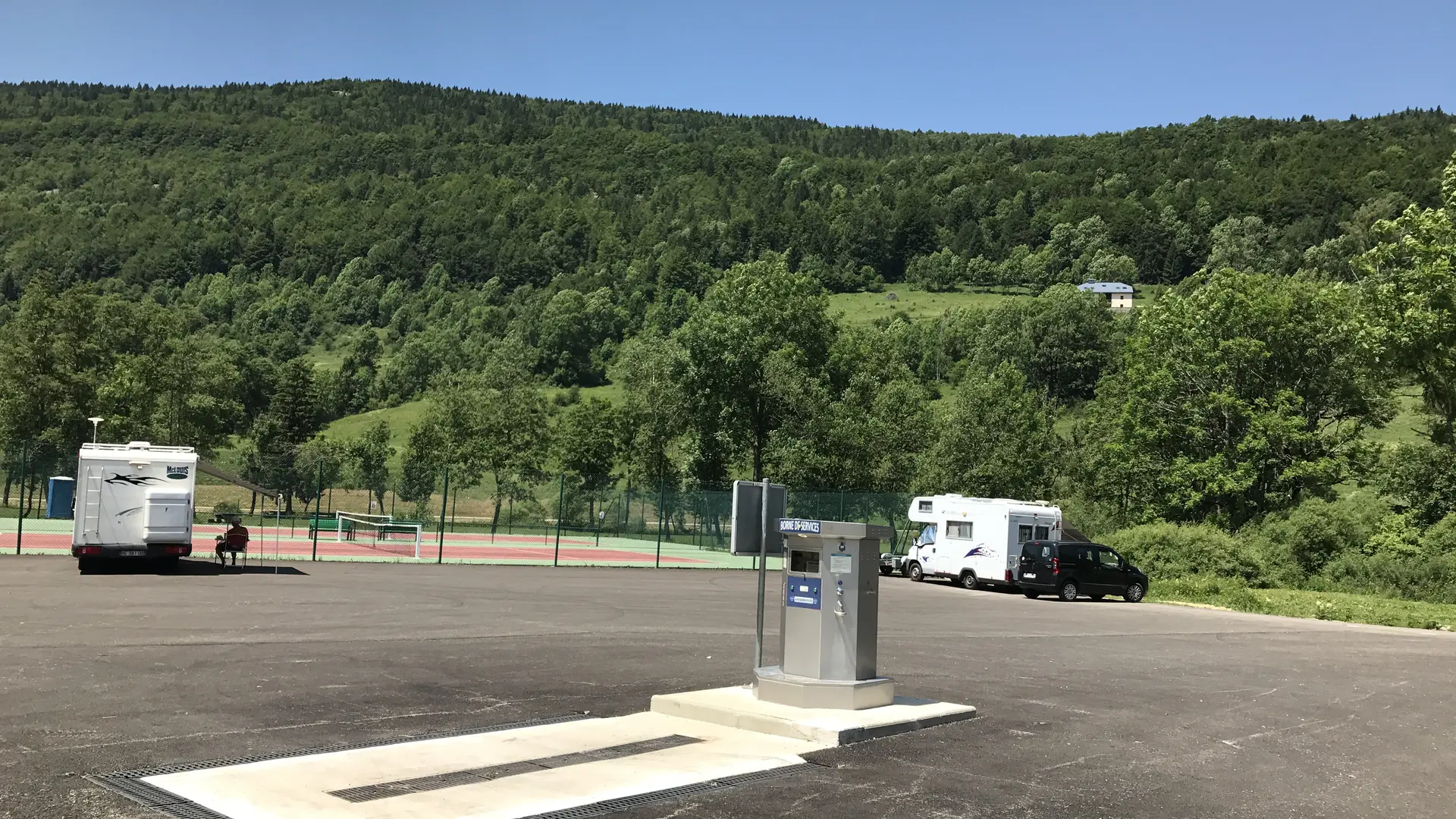 Aire avec la borne