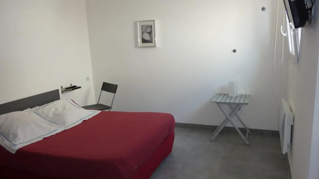 Chambre simple avec lit 140 et TV