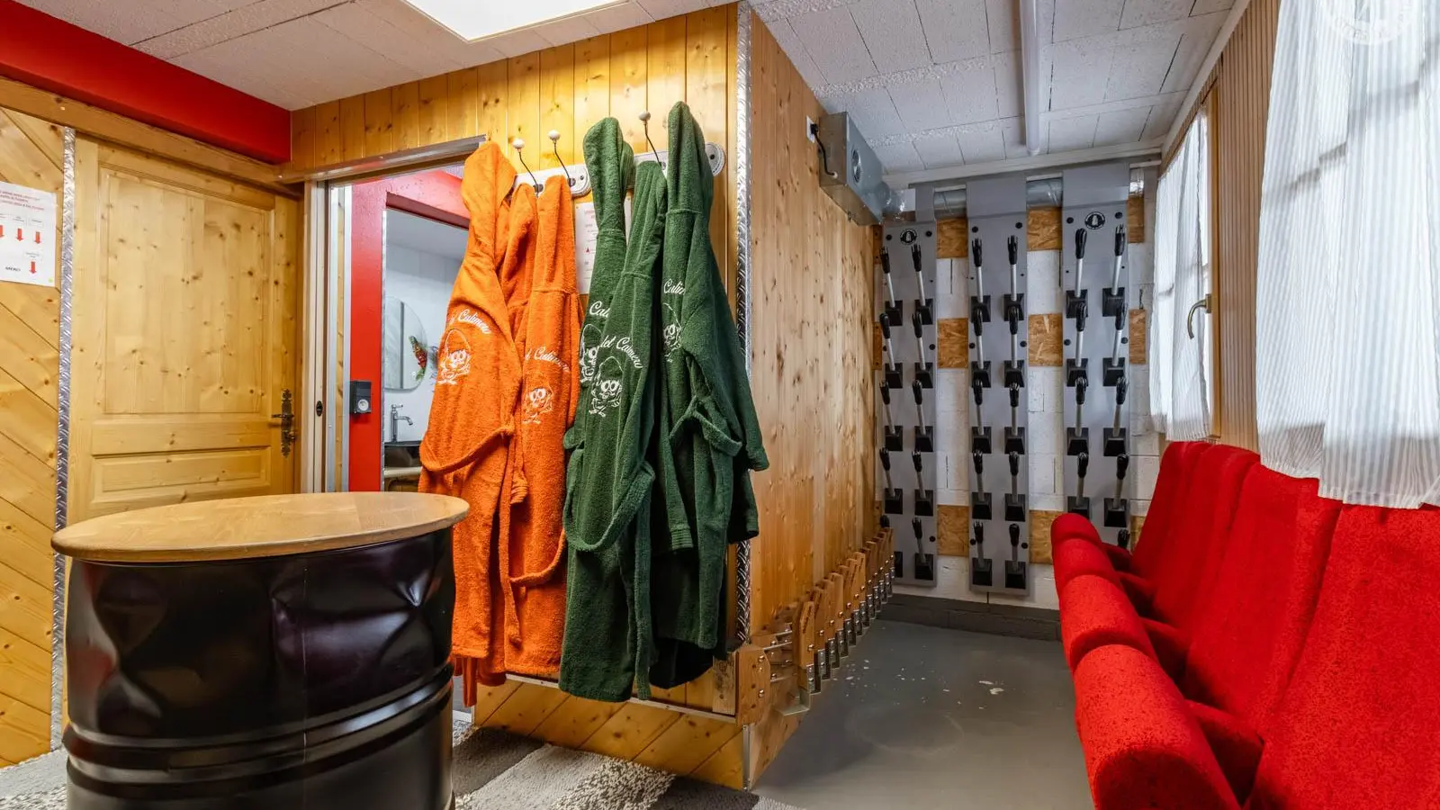 entrée sous sol avec skis room