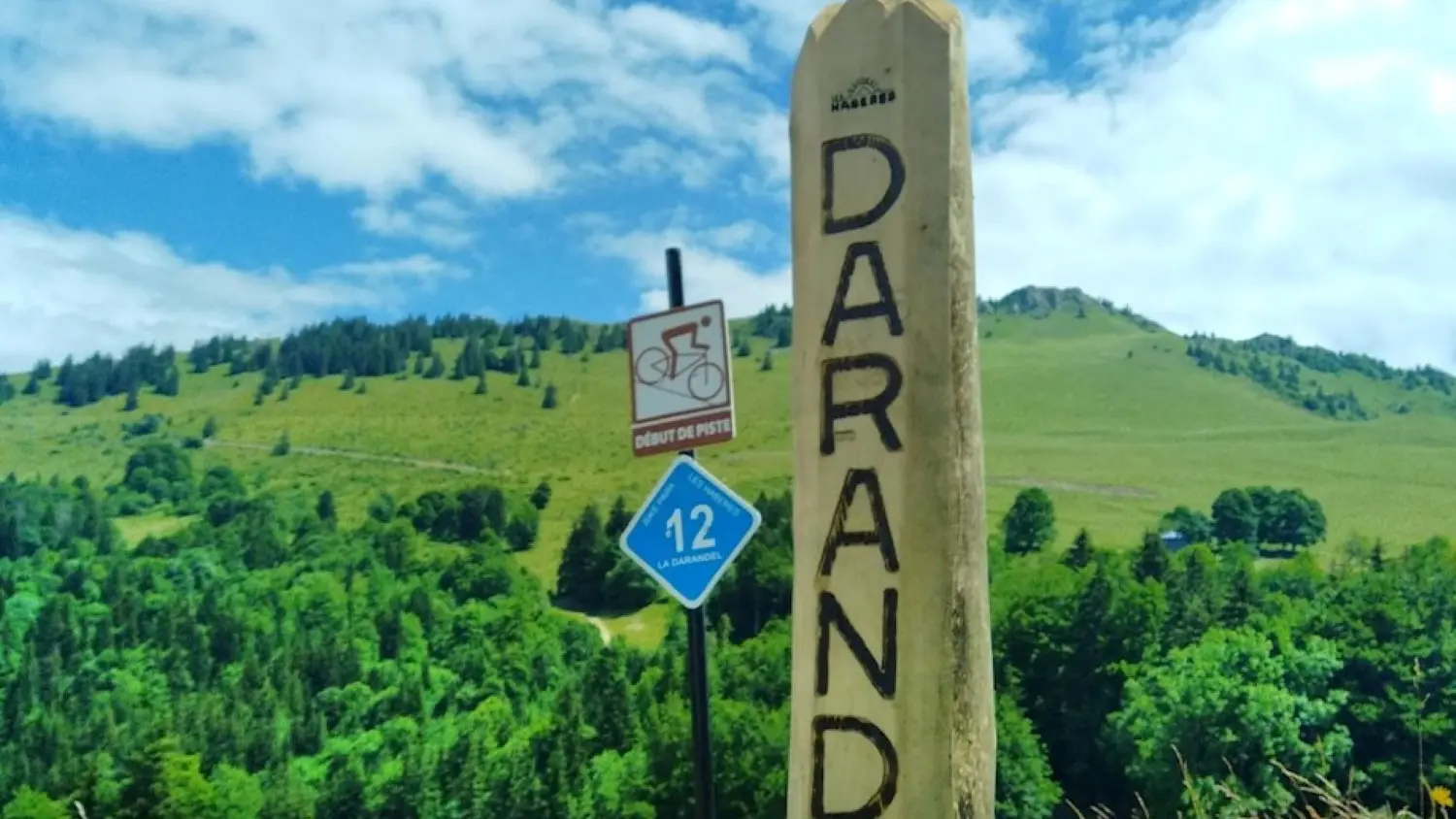 Totem bois pyrogravé Darandel, piste bleue et crêtes d'Hirmentaz-Habère Poche en arrière plan.