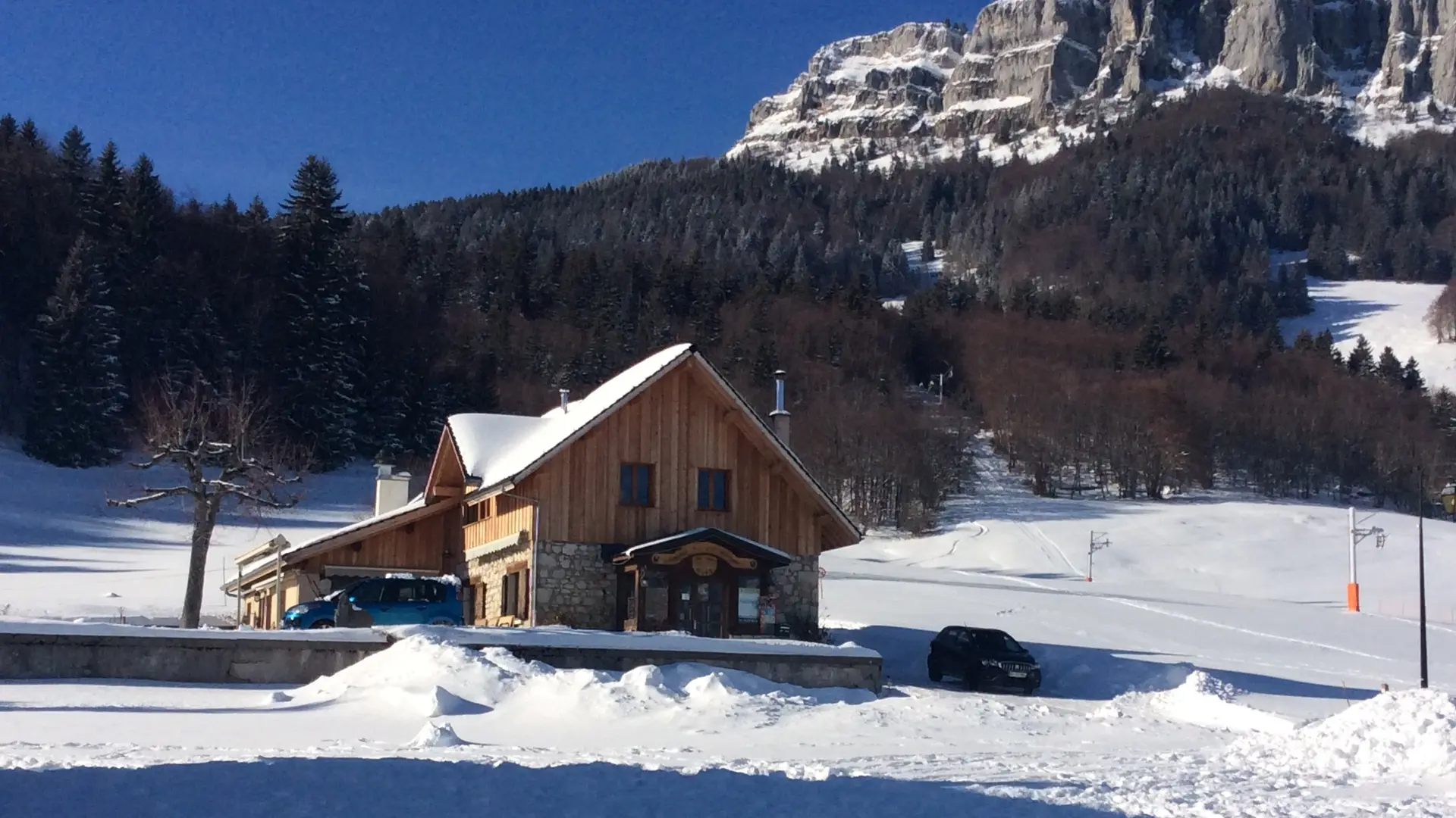 Vue sur l'Auberge en hiver