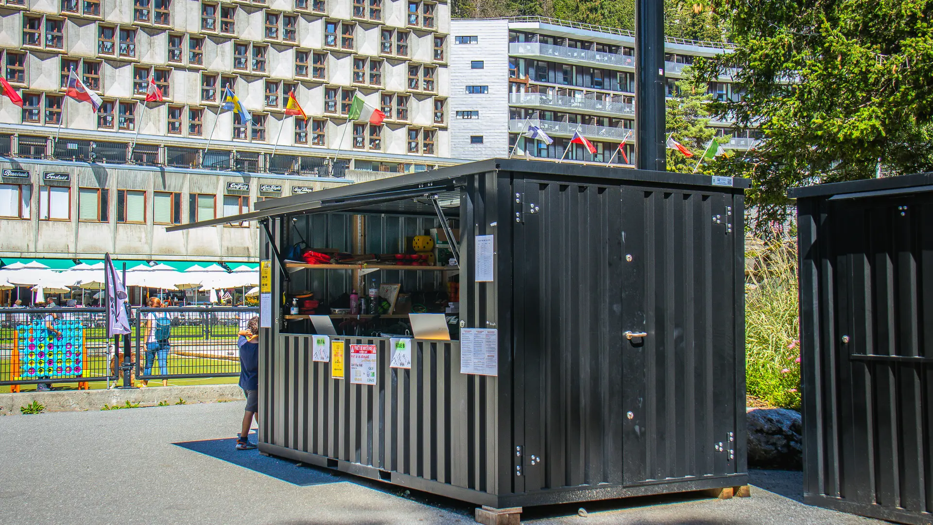 Vue côté du Comptoir des Activités avec le Forum en toile de fond