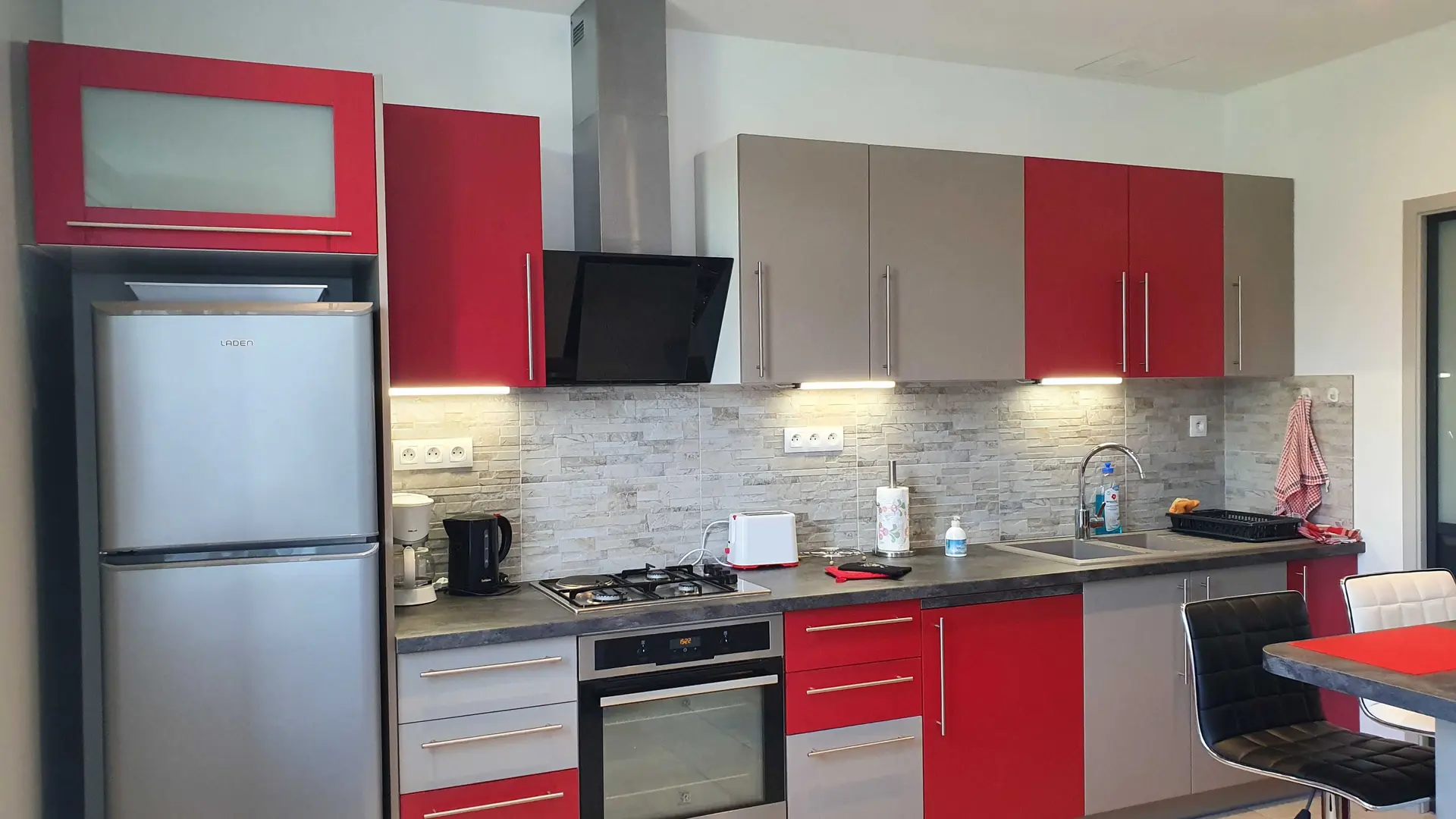 cuisine entièrement équipée et neuve
Frigo congélateur.four.micro ondes,cafetières a  dosettes et  et une a bol.grille pain, bouilloire ect...