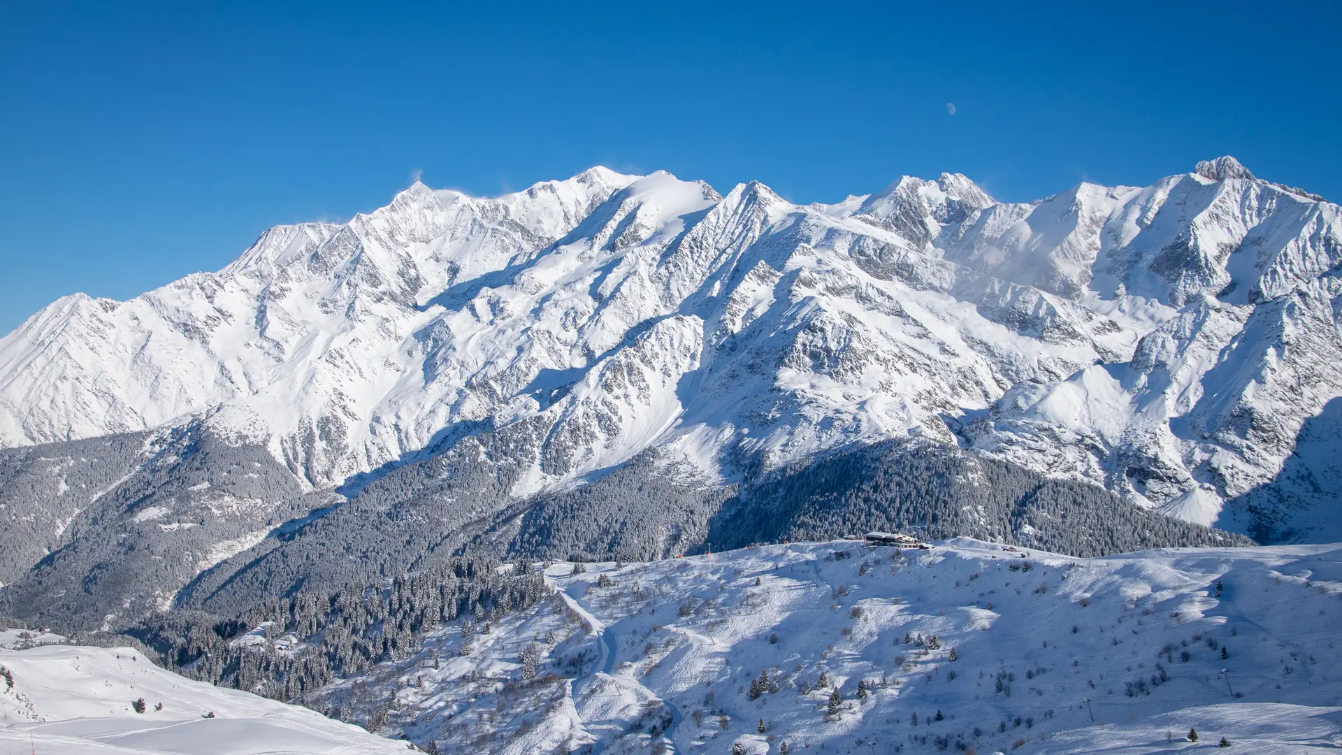 Le domaine skiable des Contamines, et le panorama sur la chaine du Mont-Blanc