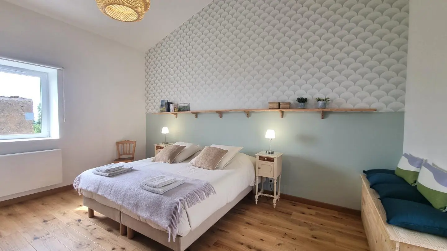 Chambre avec 1 lit 180 pouvant se transformer en 2 lits 90 sur demande.