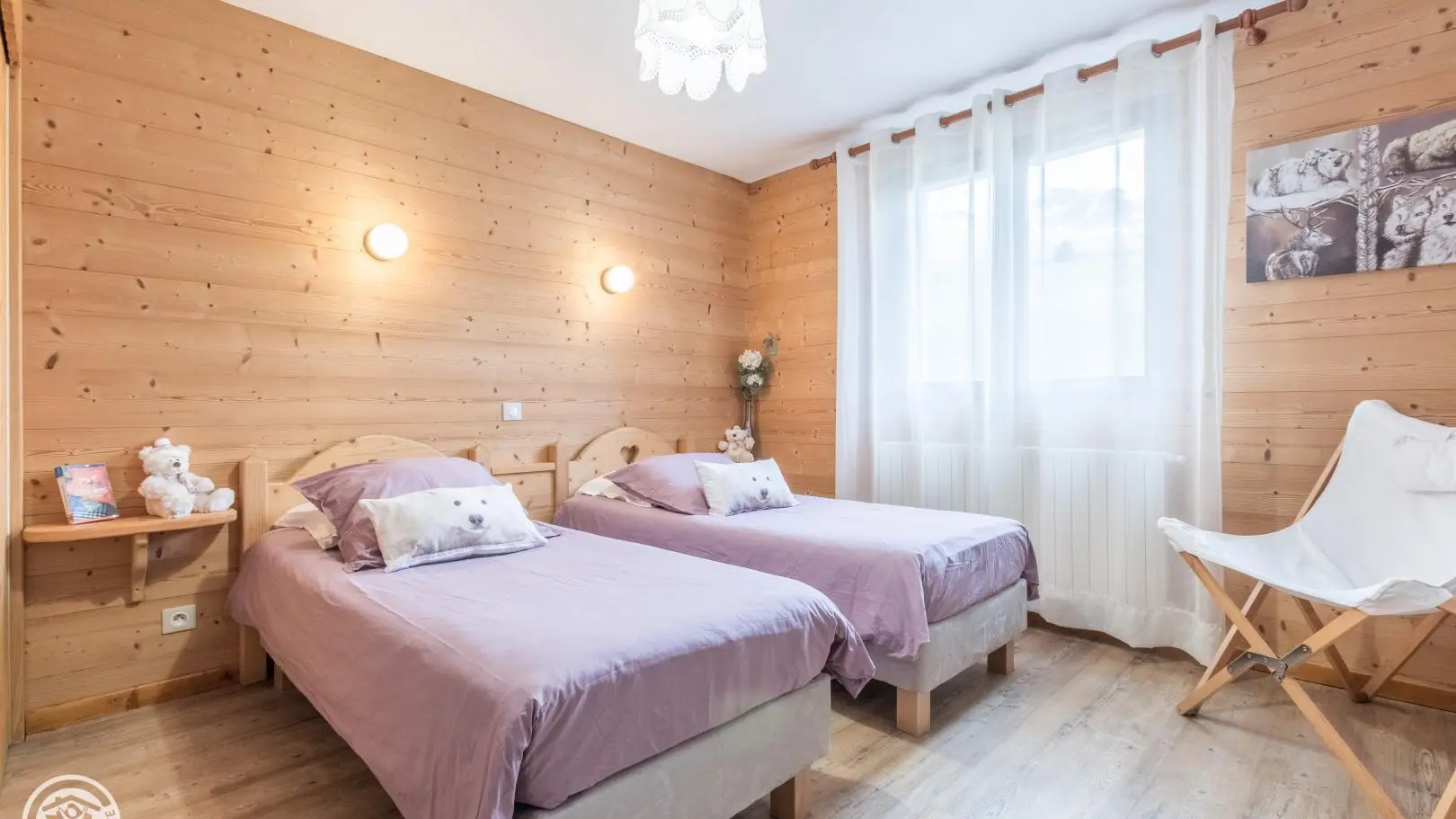 Chambre 2 avec 2 lits de 80x190cm jumelables - placard avec penderie