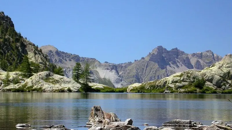 Randonnée Lacs de Vens. En plan rapproché, vue partielle d'un des lacs de Vens en été