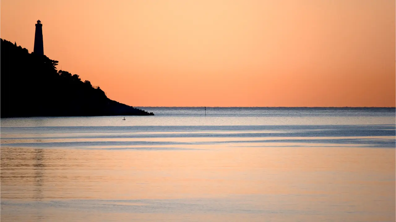 Coucher de soleil sur le phare du Cap Ferrat