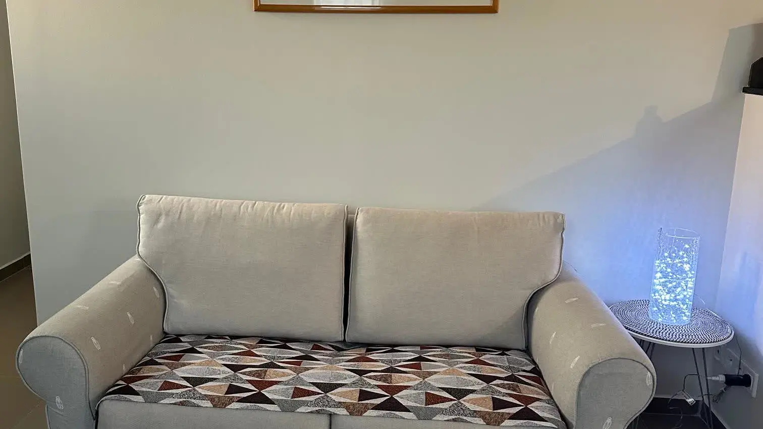 Canapé confortable dans un espace chaleureux, parfait pour se détendre après une journée de visite.