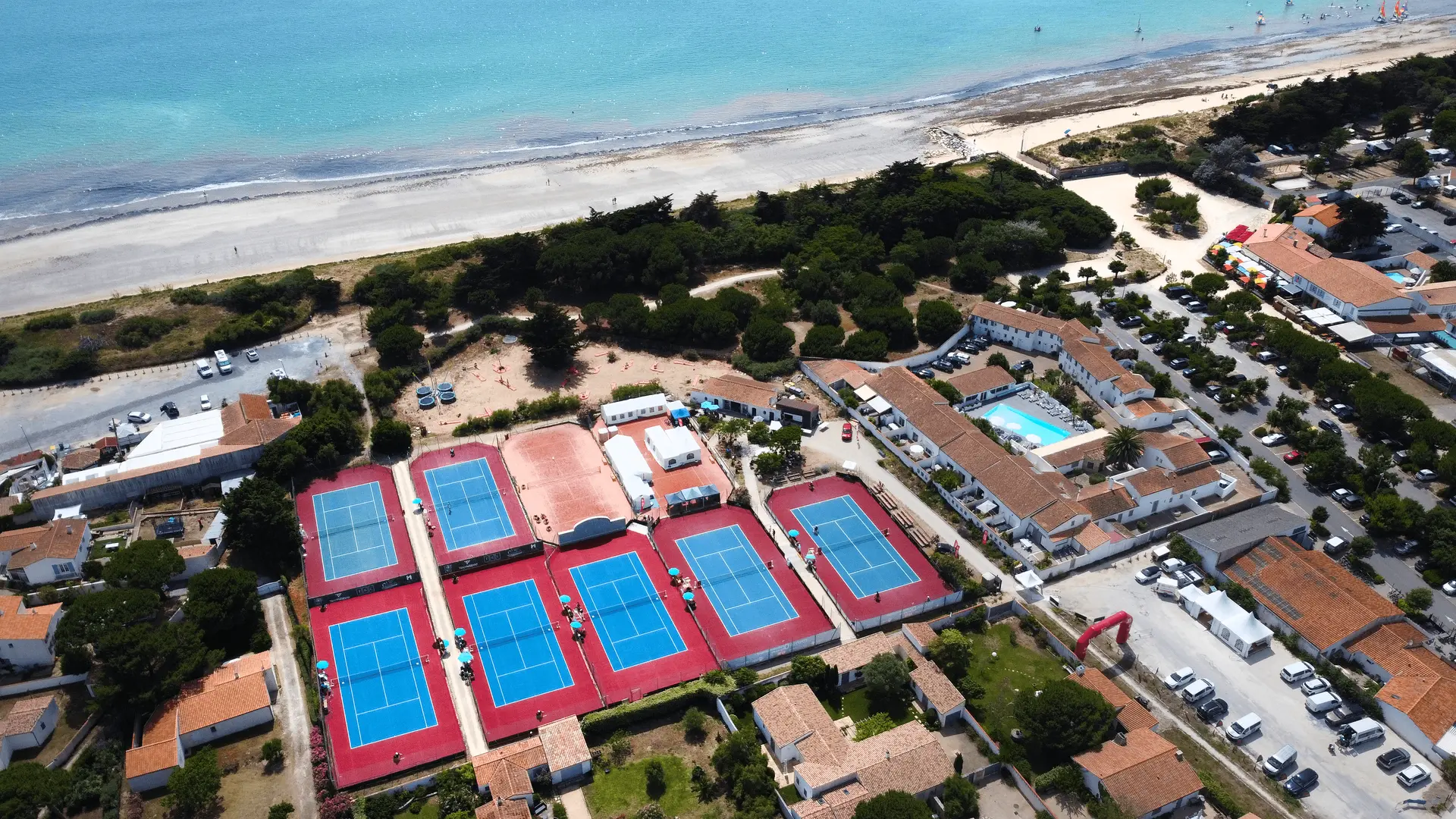 9 courts extérieurs et parc de loisirs