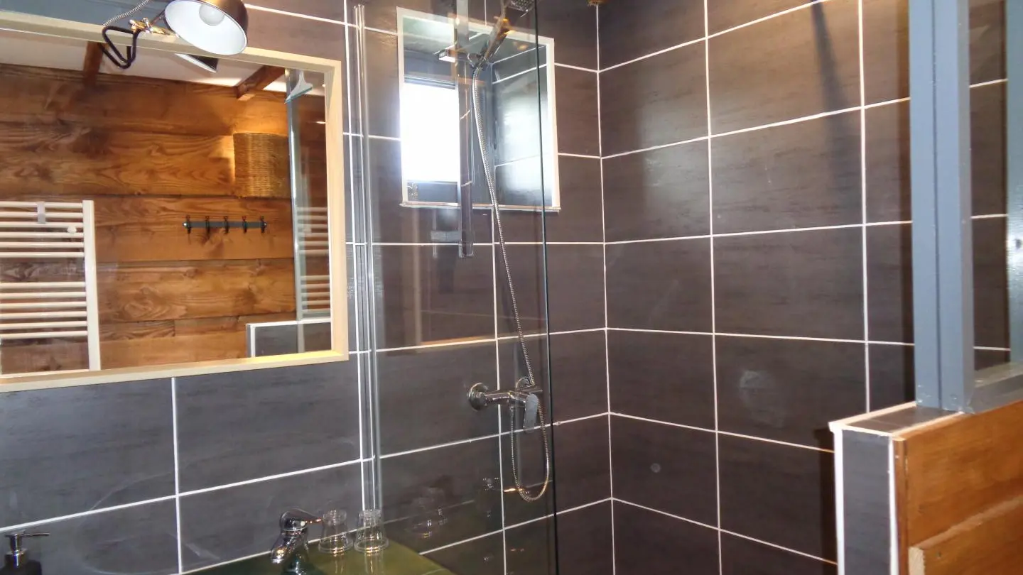 AGUILI & LIORA chambres communicantes : 2 lits 140x200 - sanitaires complets et privatifs sur le pallier au même niveau : douche, vasque et WC.