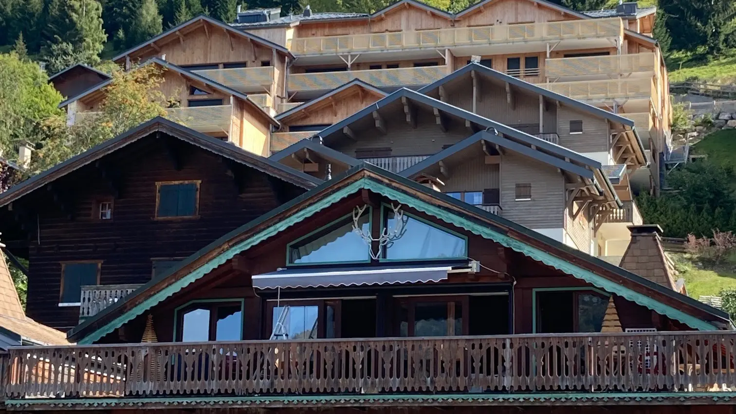 Façade du chalet en été