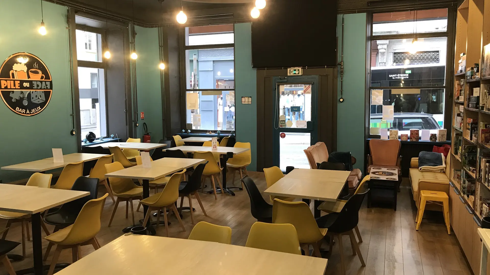 Salle de jeux, vue depuis le bar