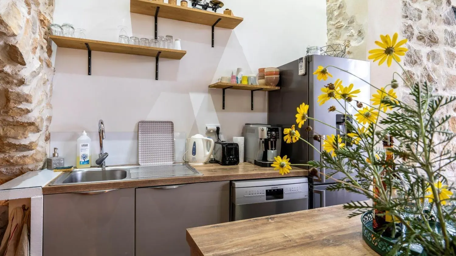 Espace cuisine Mas d'Osmeea (8 pers.) à Roquefort les Pins Gîtes de France Alpes-Maritimes