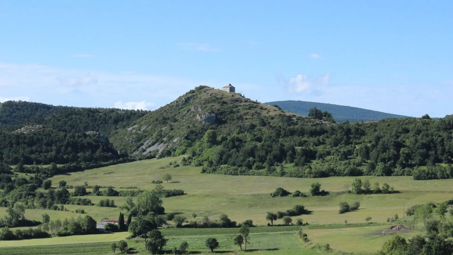 La chapelle Saint André sur son monticule