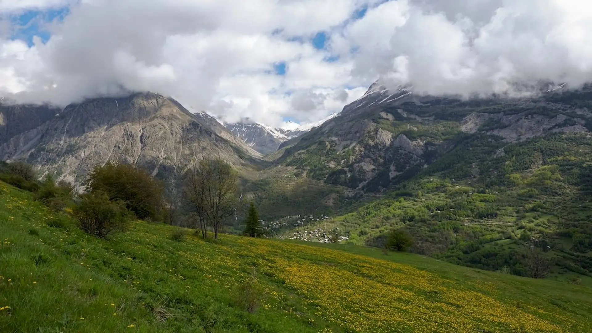 Vue sur le vallon de Chambran depuis Puy Aillaud