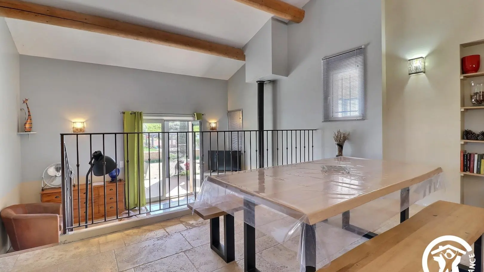 salle à manger vue sur le salon et la terrasse