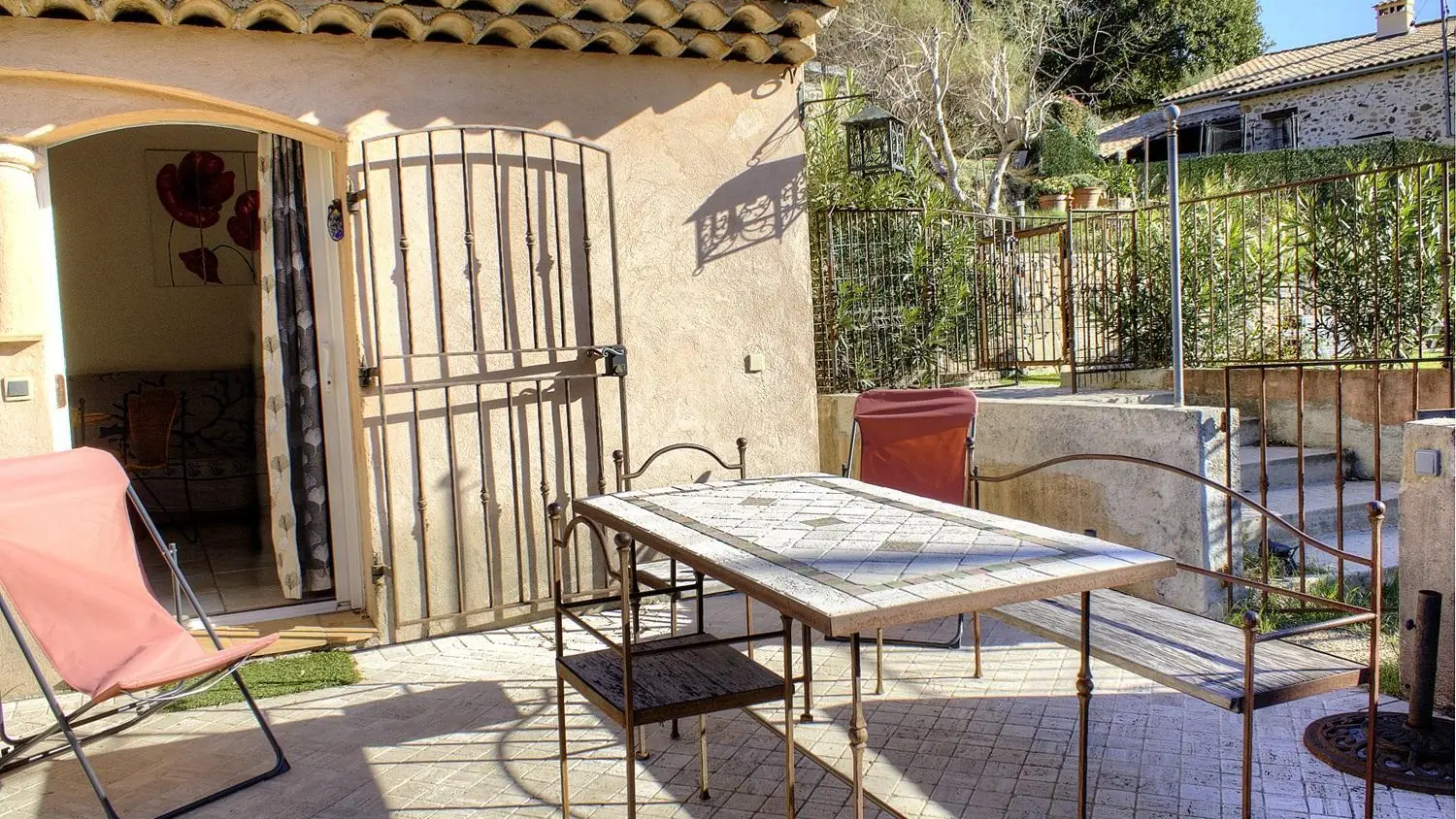 Gîte Le Cabanon-Terrasse avec table de jardin-Auribeau sur Siagne-Gîtes de France Alpes-Maritimes