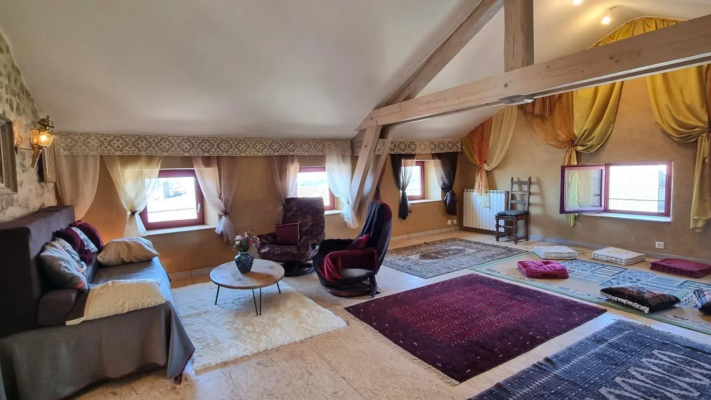 2ème niveau : pièce de vie avec espace salon détente/TV - salle d'activité.