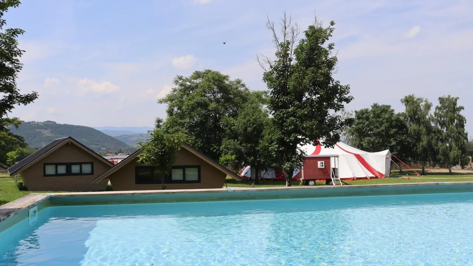 Commun : piscine hors sol à proximité des roulottes