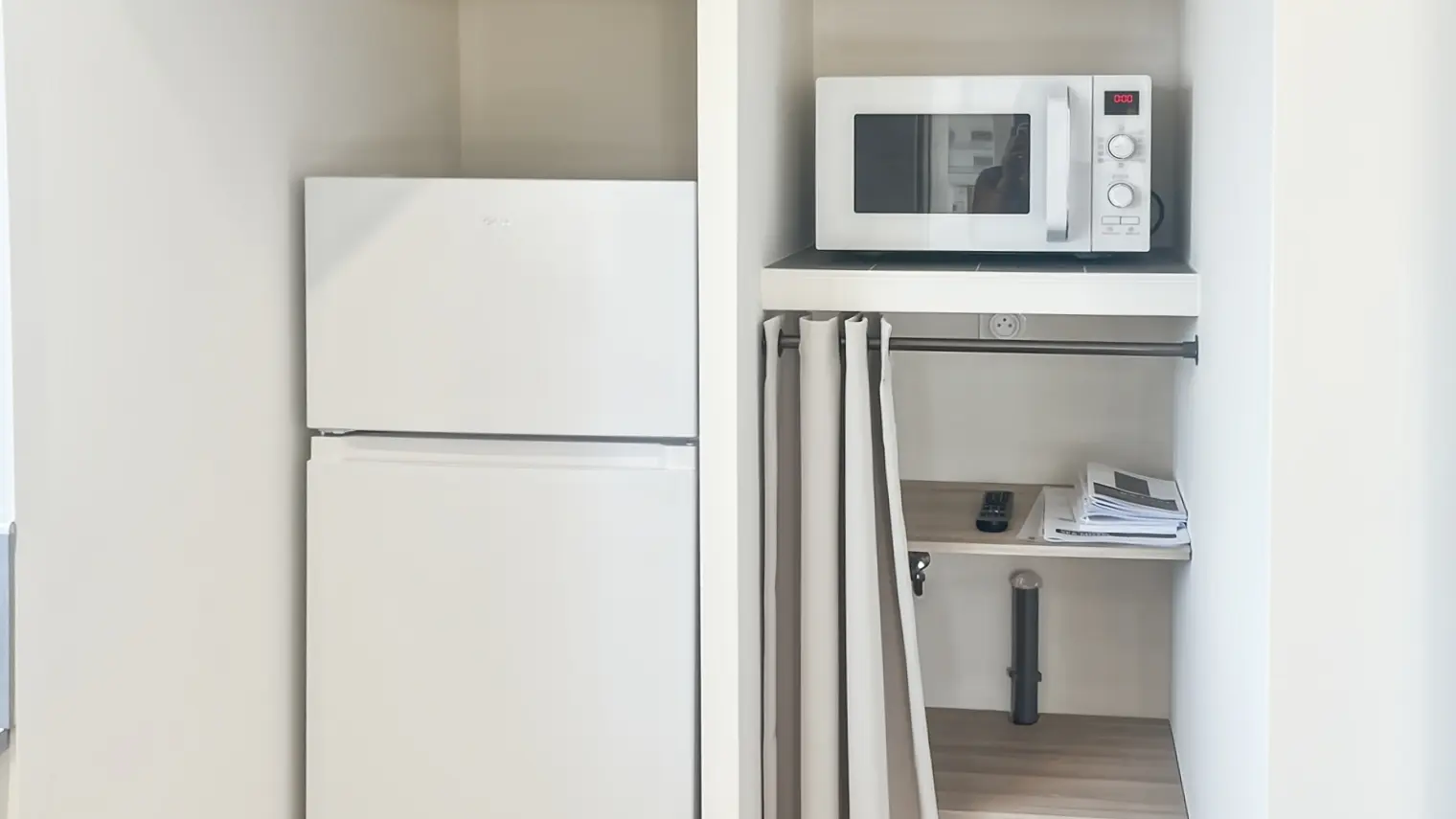 Frigo, télé, micro onde