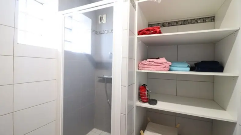 Douche avec rangements