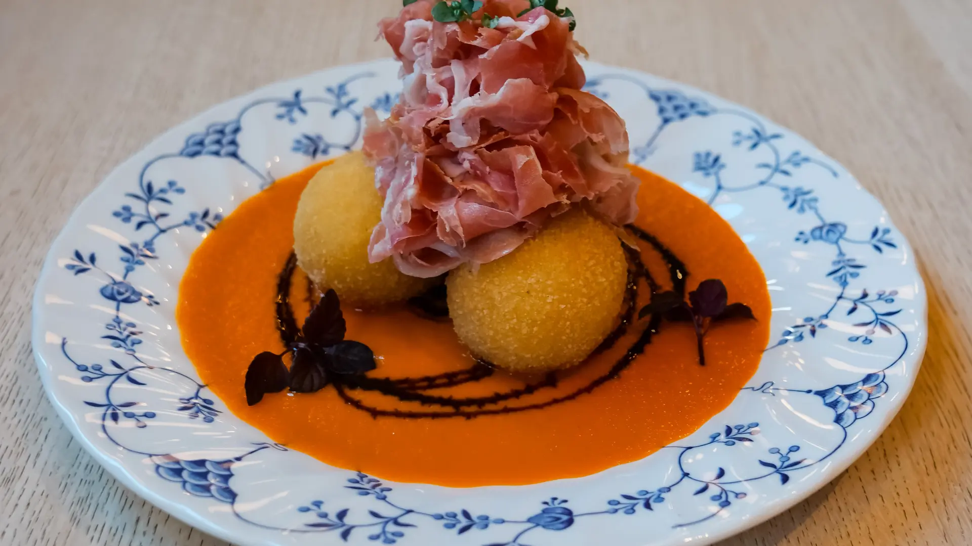 Arancini au Beaufort, sauce de tomates rôties et chiffonnade de jambon de Savoie
