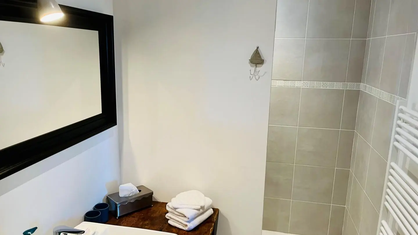 Salle d'eau avec douche à l'italienne