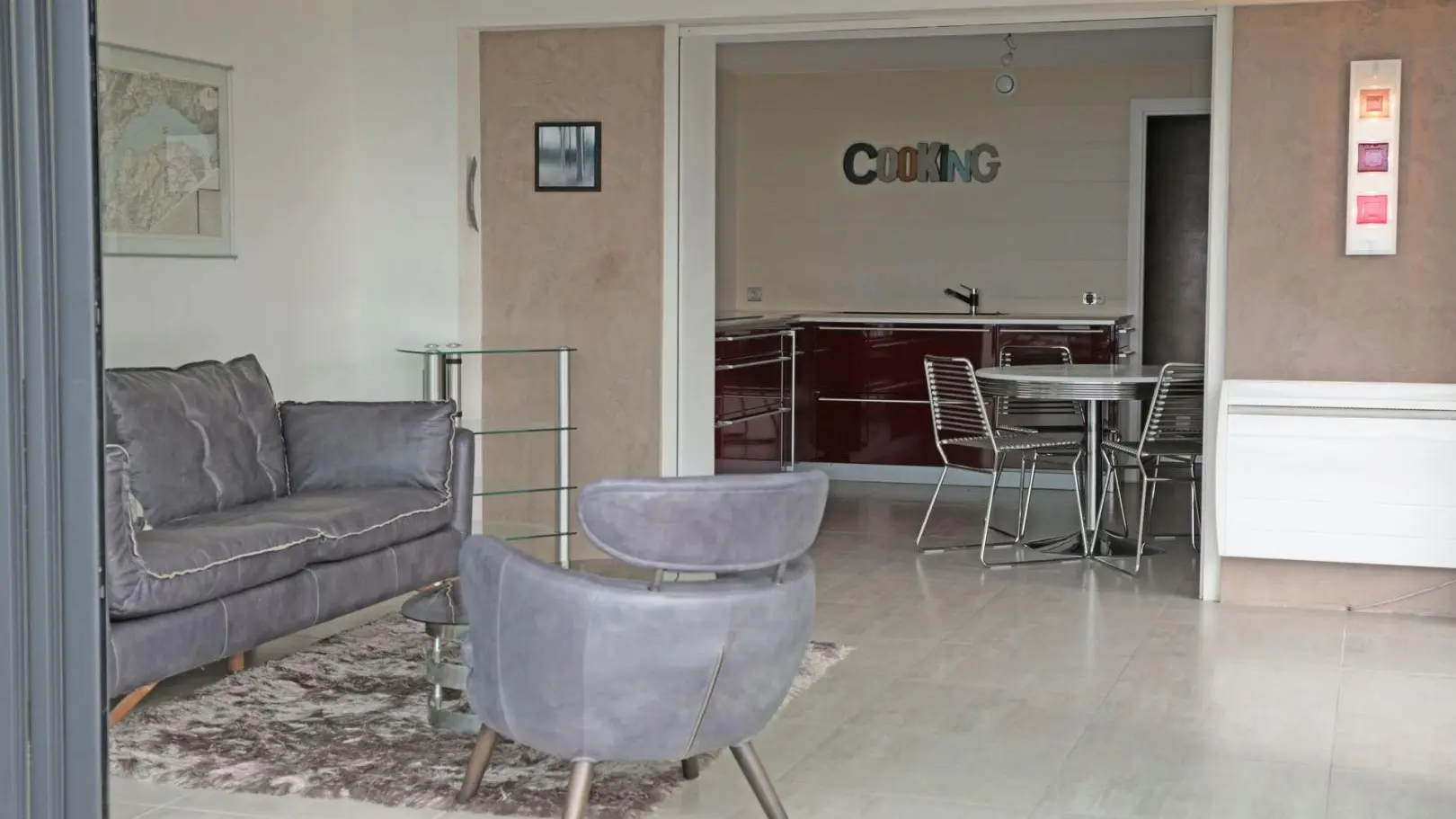 Le salon et derrière la cuisine