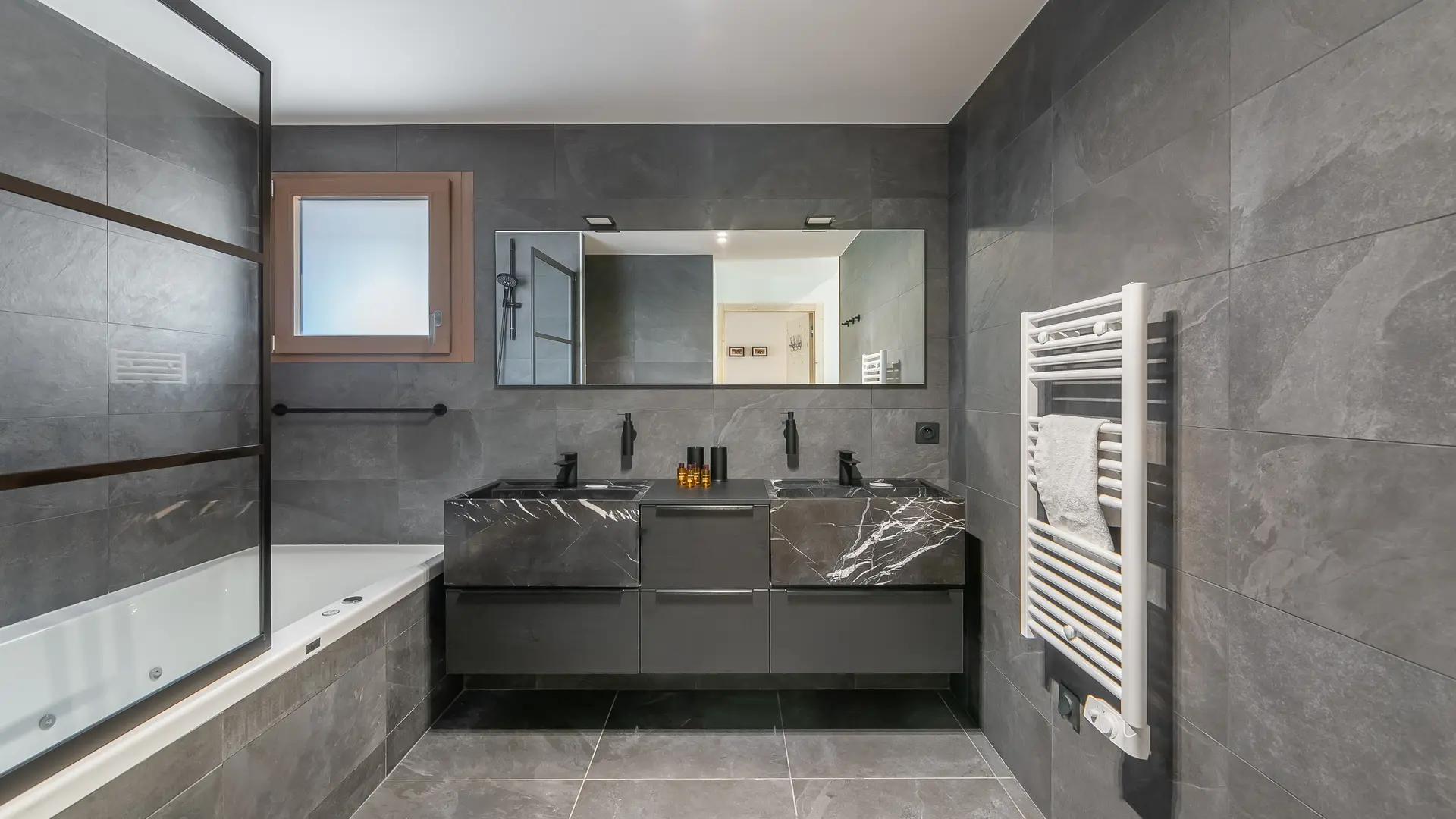 Salle de bains avec baignoire, doucle vasque