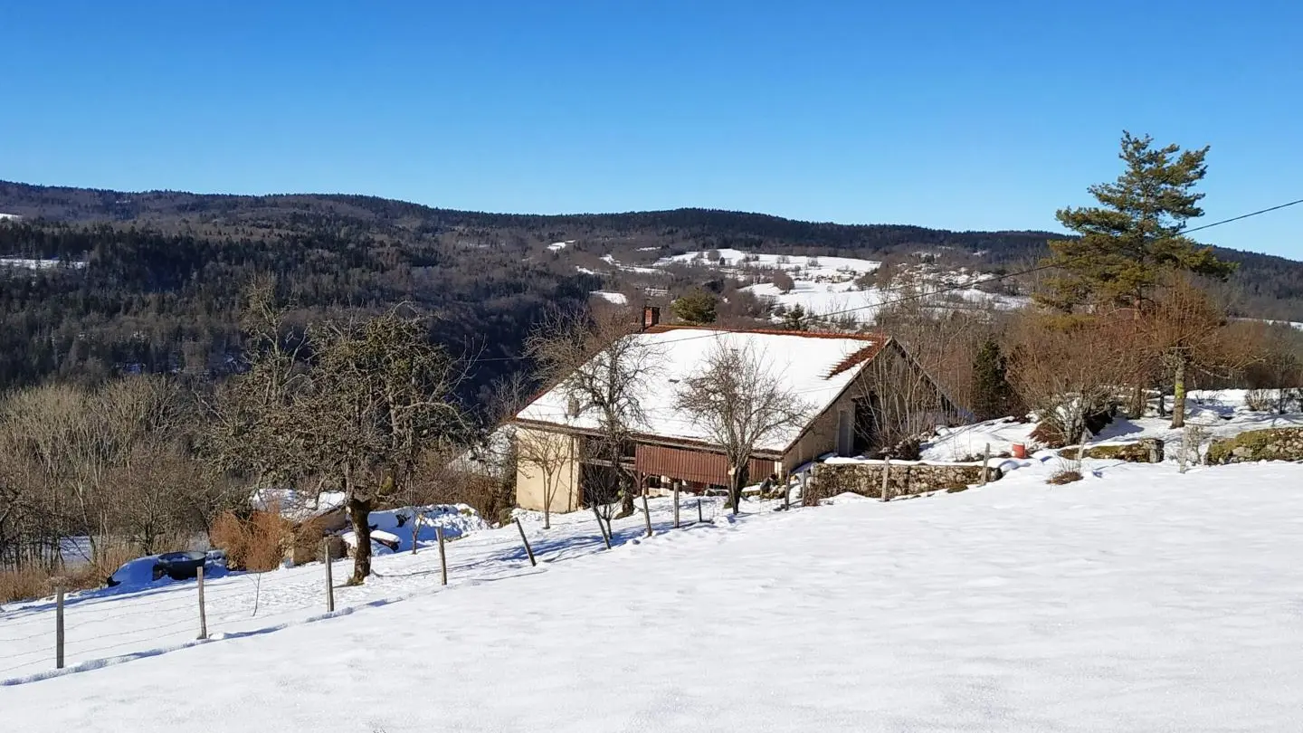 La maison en hiver sous la neige