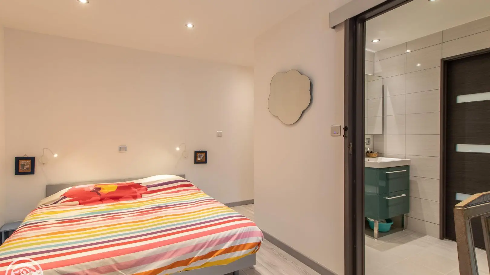 Accès à la salle d'eau depuis la chambre