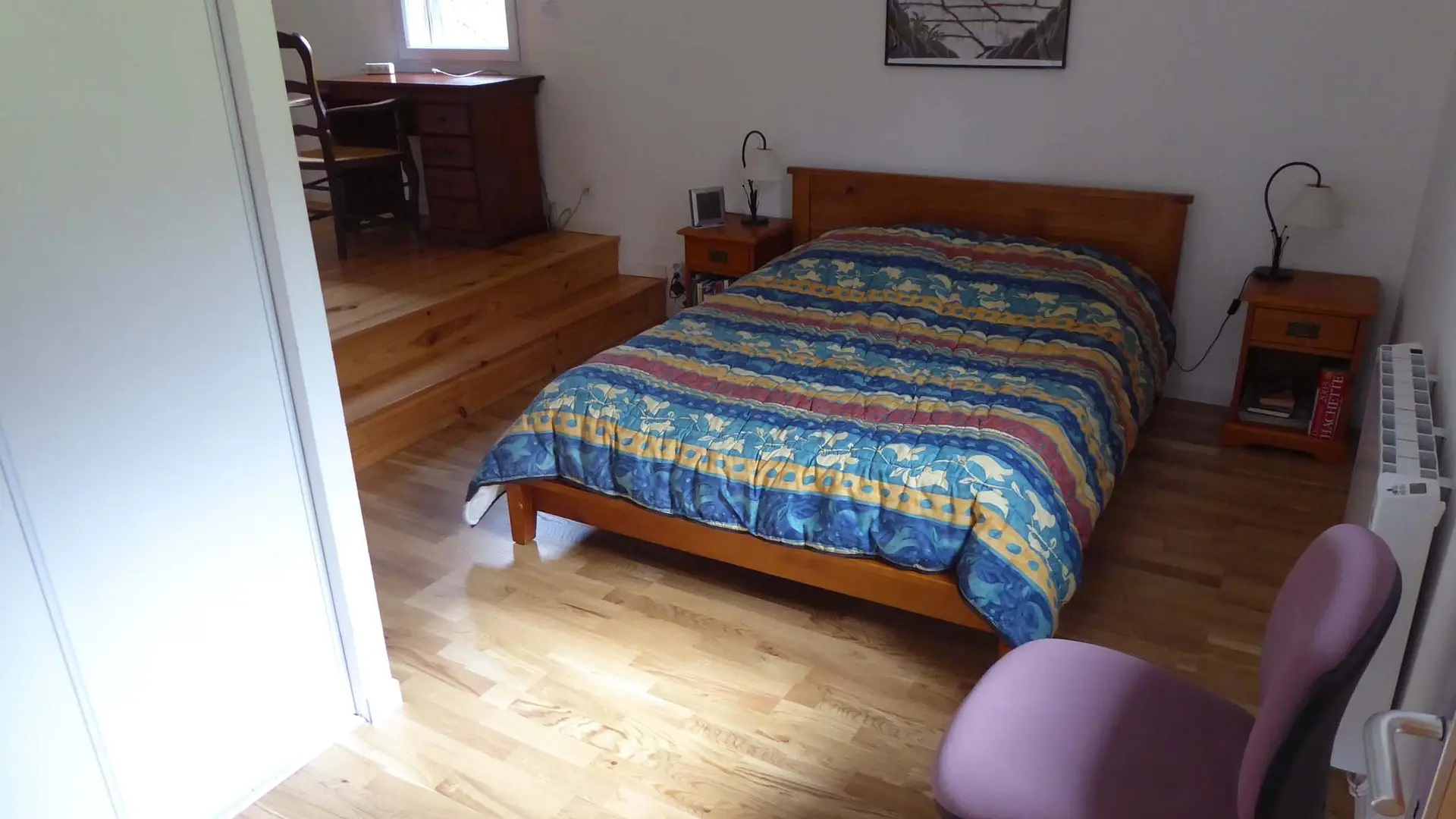 chambre avec un lit double et un espace bureau