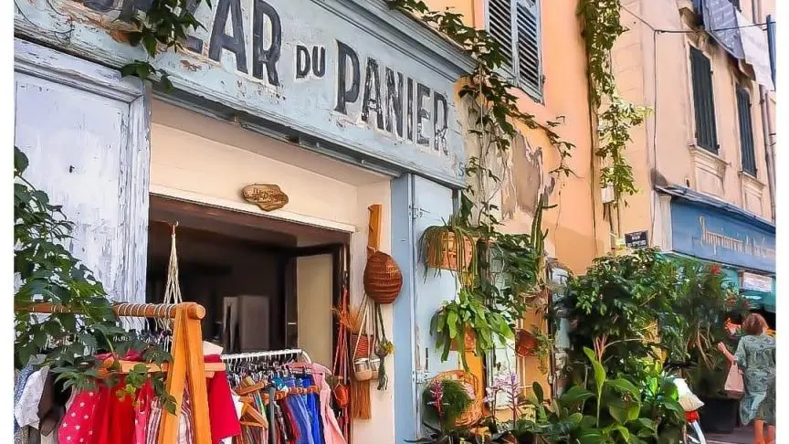 Plus belle la vie!!
Balade dans les ruelles typique de Marseille, Aix ou même le Castellet village médiéval aux portes du Var.