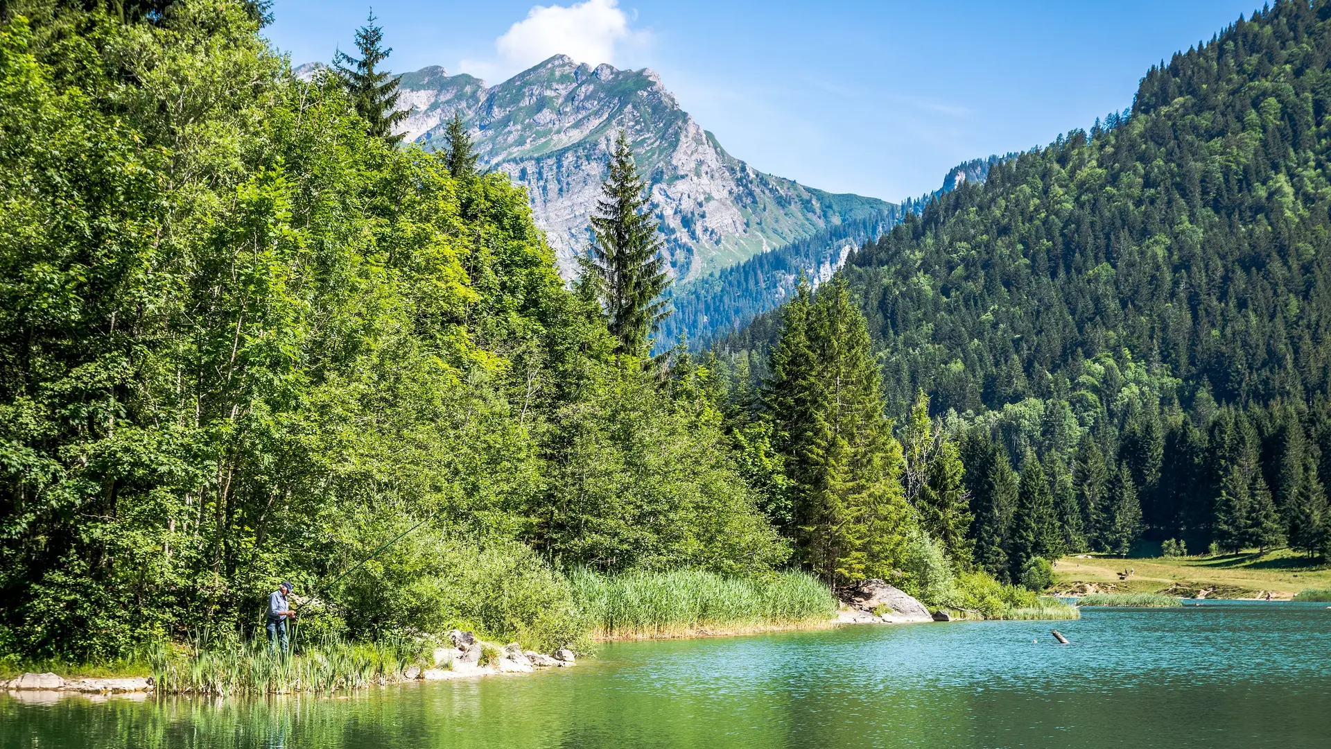 Vue depuis le lac sur le Roc d'Enfer
