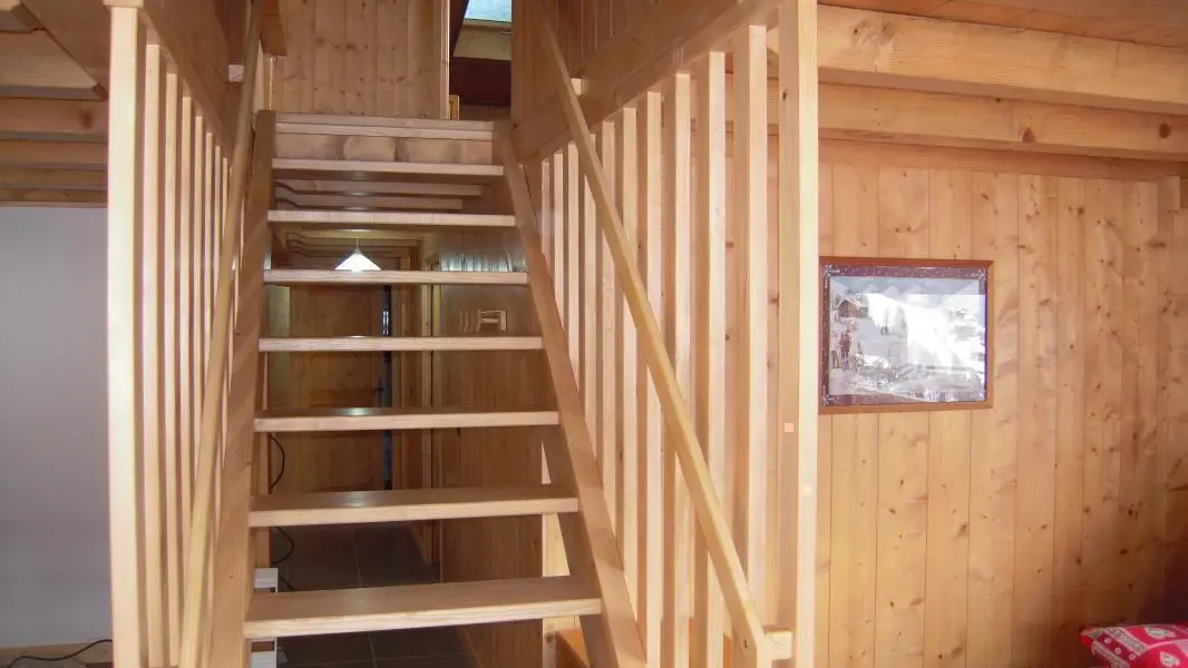 escalier menant aux deux chambres à l'étage.