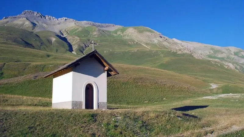 Randonnée Ubaye. La chapelle de la Madeleine au col de Larche.
