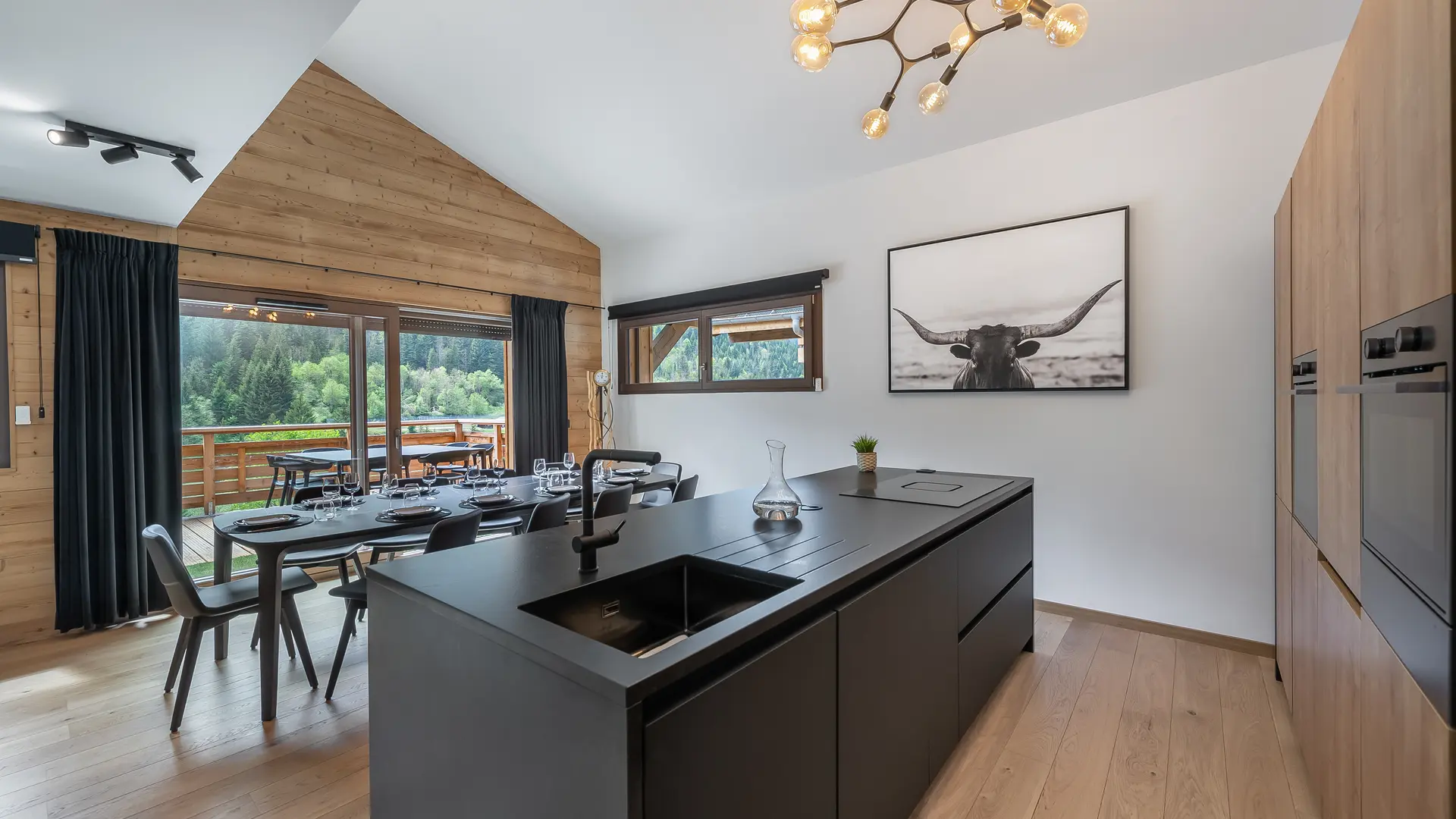 Cuisine avec son grand ilot ouverte sur la salle à manger