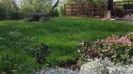 Jardin contigu aux terrasses des chambres d'hôtes