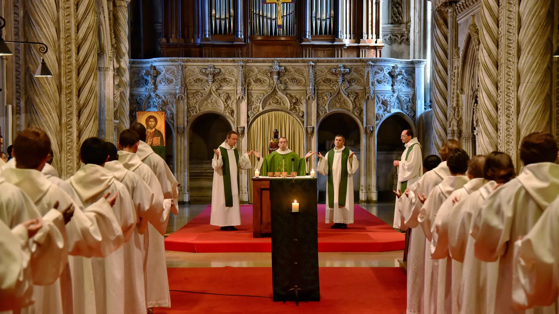 Communauté priant à l'intérieur de l'église