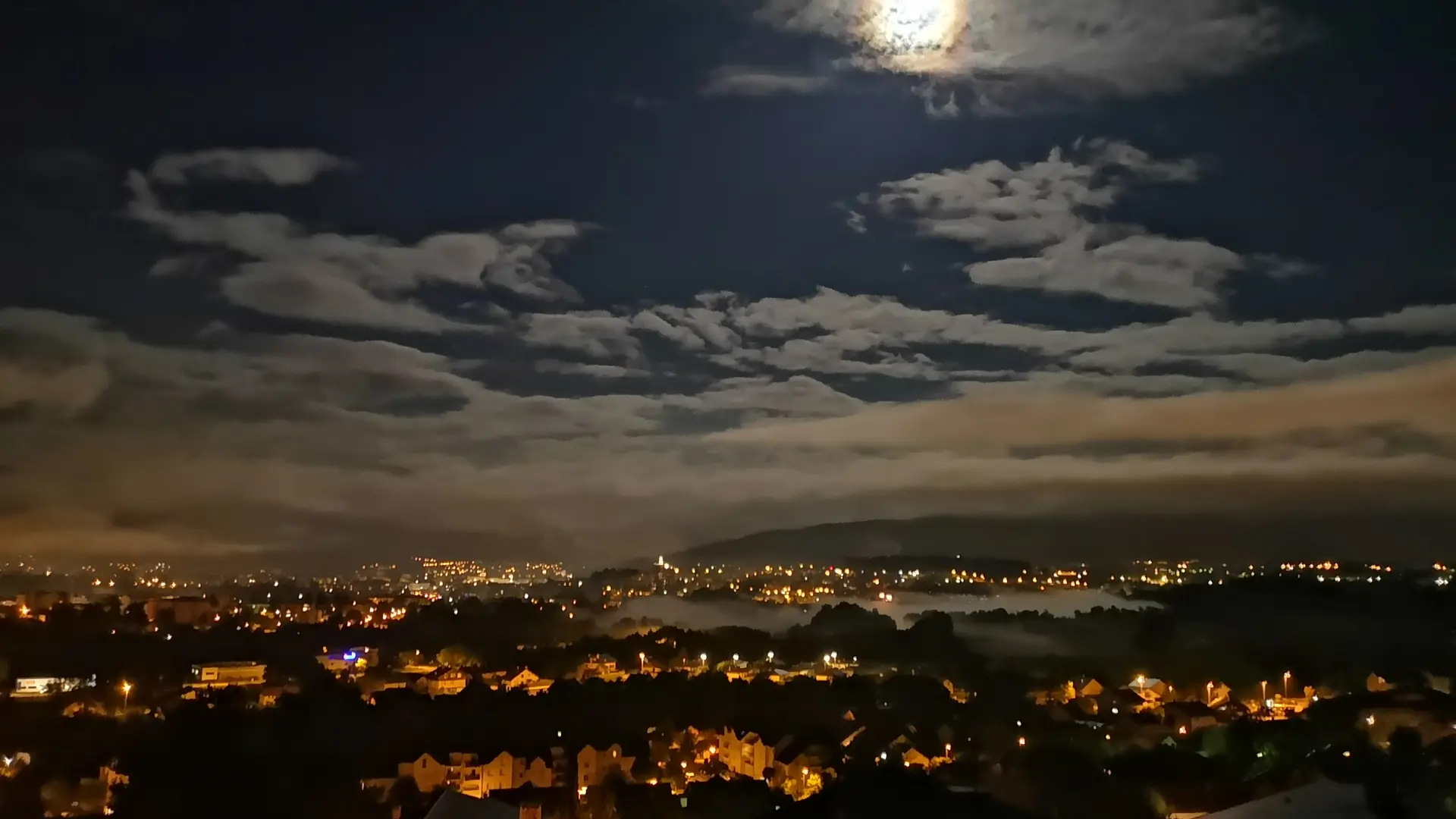 Vue sur la ville le soir depuis terrasse studio