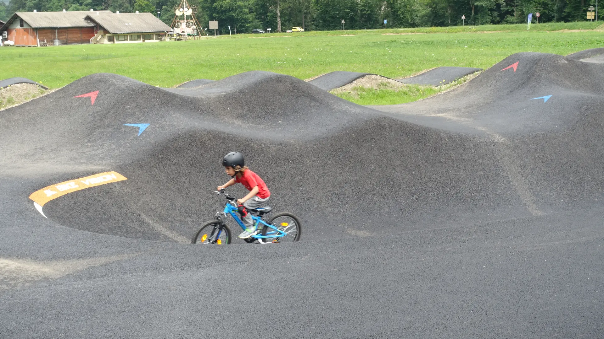 Pumptrack pour vélos, trotinettes, sakateboard