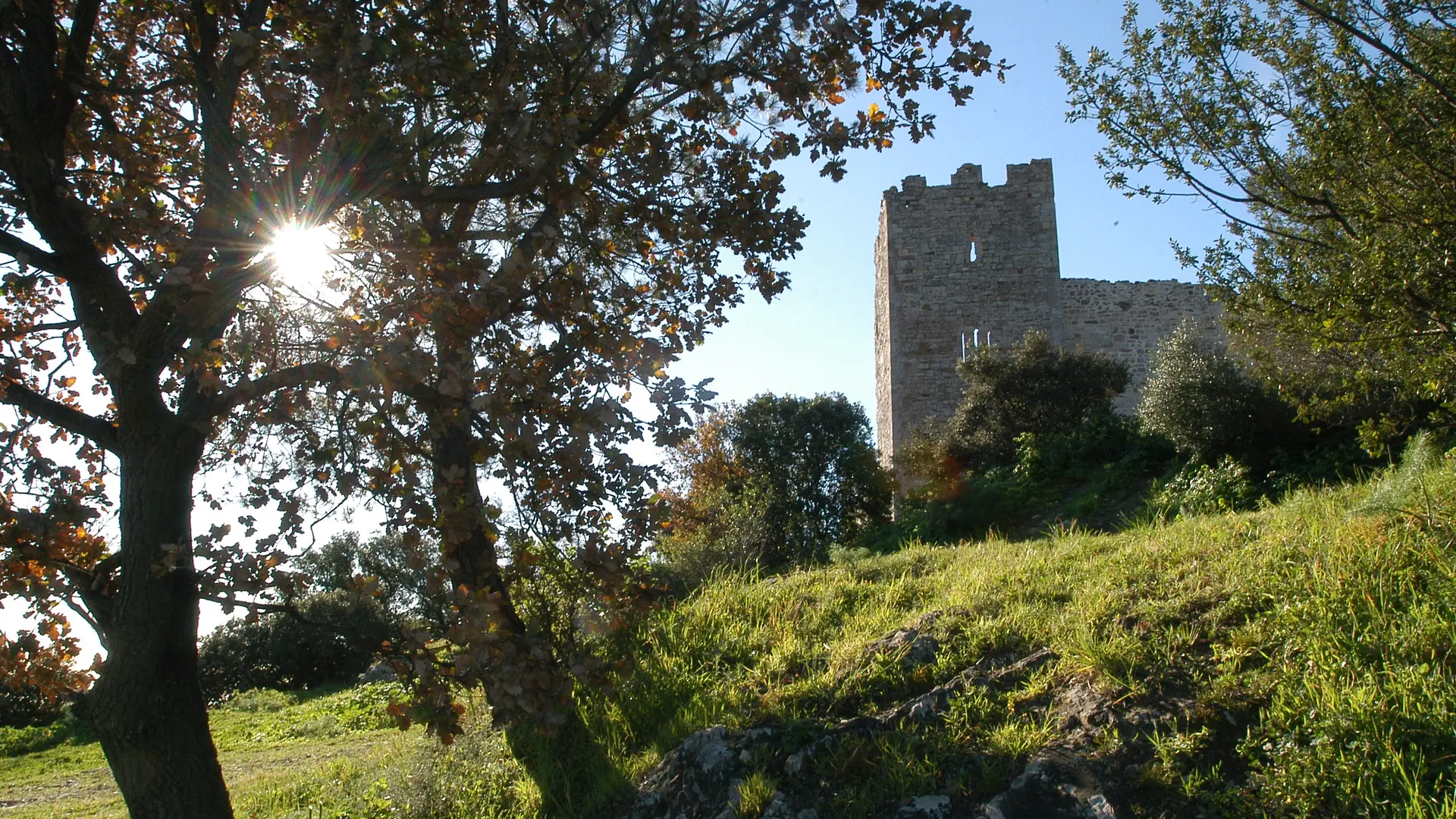 Remparts et vestiges du château des Seigneurs de Fos à Hyères