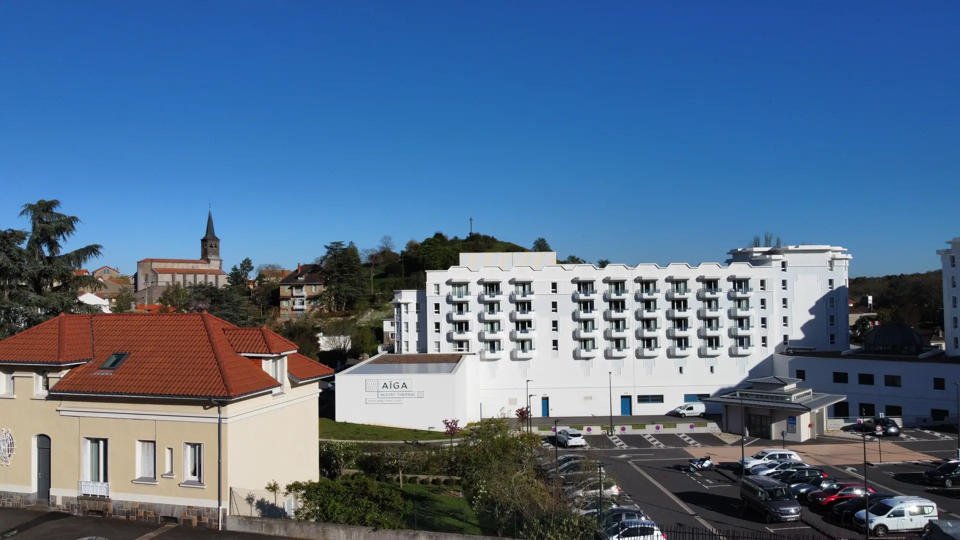 Aïga sur le trottoir d’en face