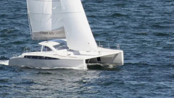 Catamaran dans la baie de Marseille. Départ l'Estaque