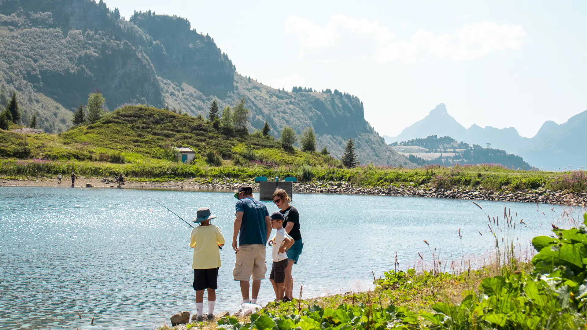 Animateur pêche qui explique et aide