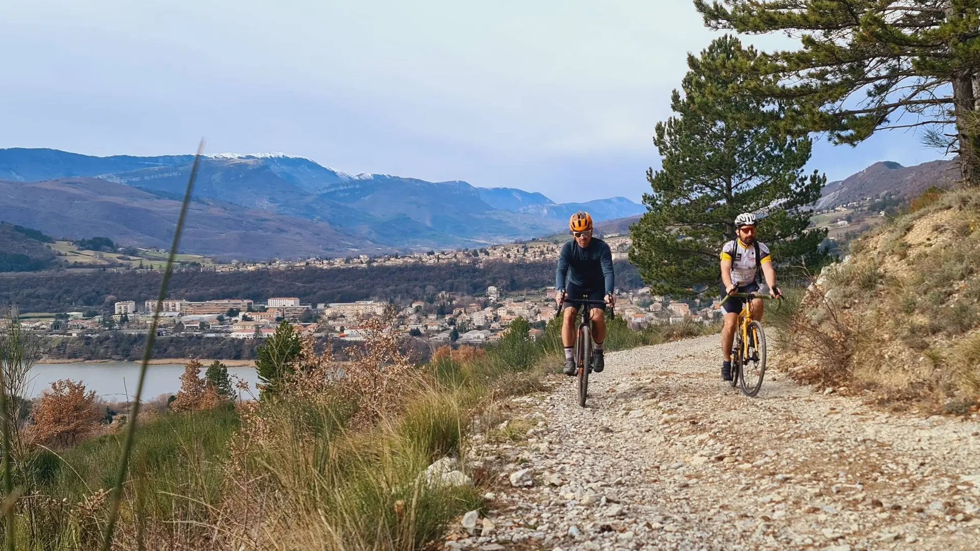 Piste surplombant Sisteron