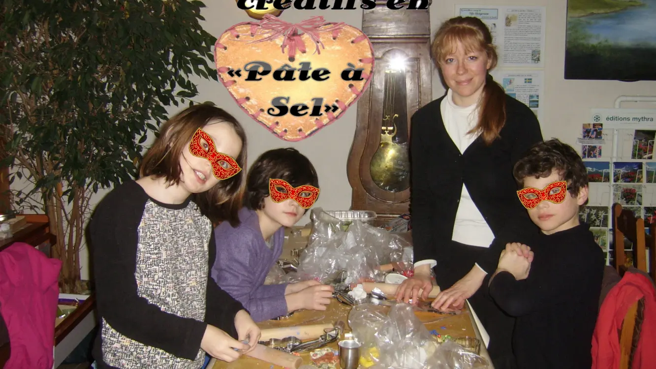 des enfants à la pâte à sel
