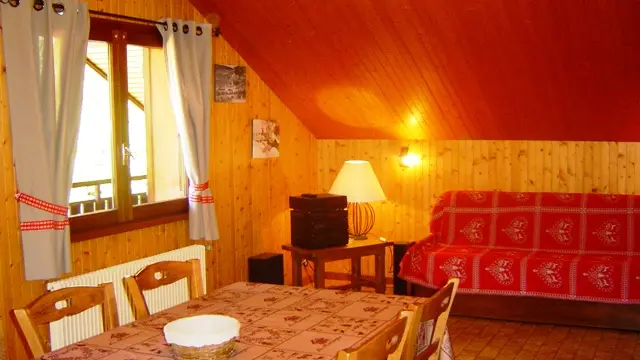 Séjour avec canapé et télévision/Living room with a sofa and a television-Vieux noyer (Noisetier)-Le Grand-Bornand